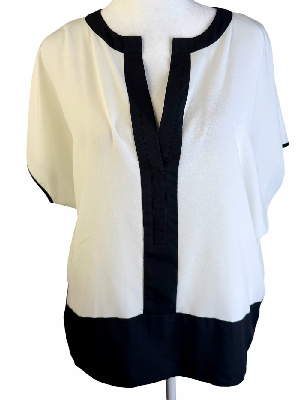Vince Camuto Black and White Split V-Neck Blouse Size S